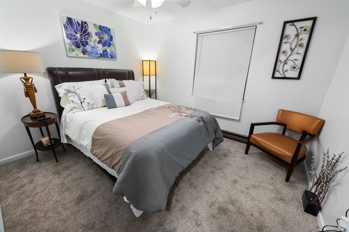 We know a comfortable bed is important when you are staying at Revive B&amp;B 😌

Rent Tropical Haven 
👇👇Look at the rest of the home here👇👇
airbnb.com/h/tropicalhave…

#charlestonwv
#hospitality
#airbnbsuperhost
#airbnbhost
#airbnb

Here’s our website 🥳
revivebnb.info