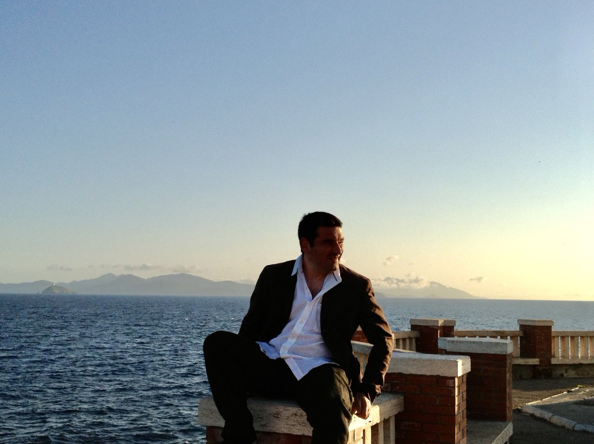 Due giorni fa Alessandro Rotta ci ha lasciati, e non si trovano parole. Resta l'ironia del tuo sorriso. Voglio ringraziarti per i viaggi verso Est, per ogni bevuta e per ogni risata