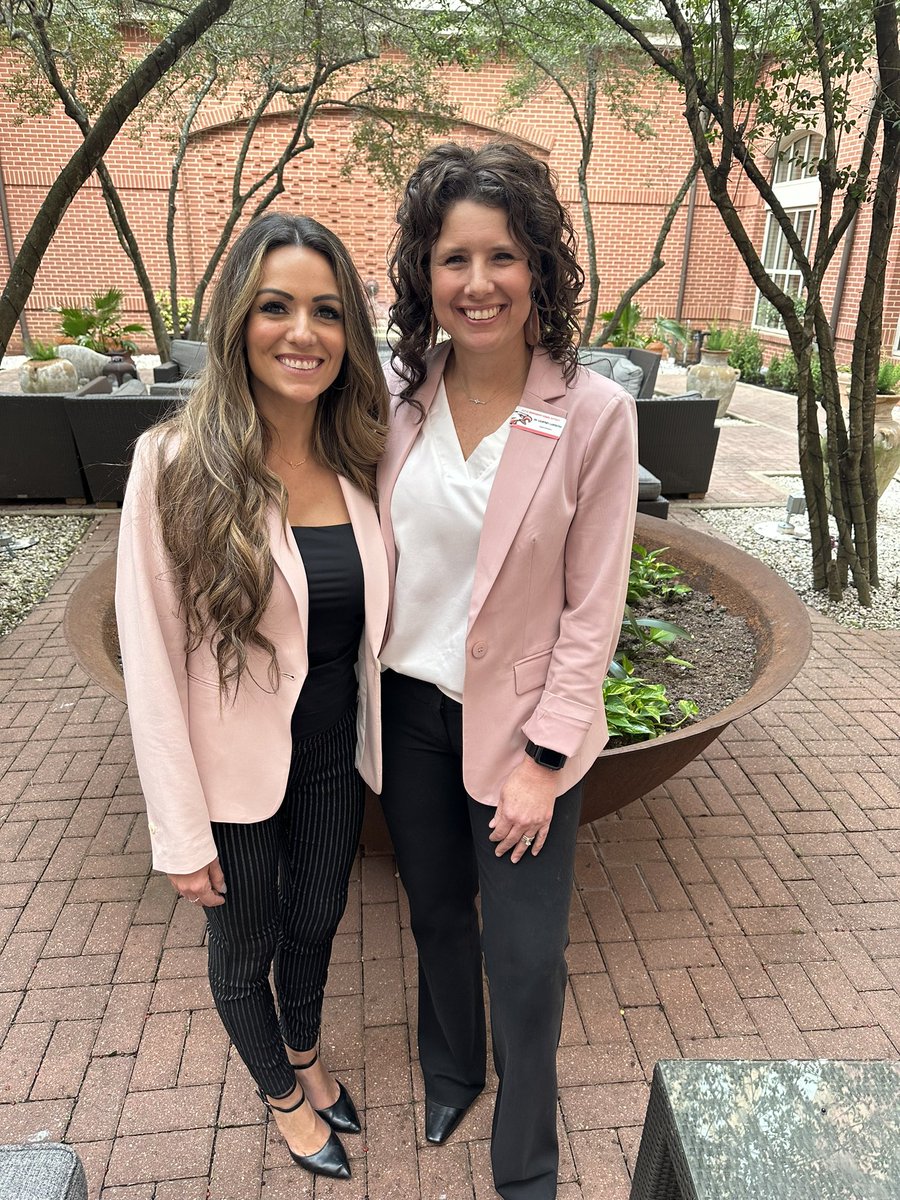 DrCourtneyCarp's tweet photo. Day trip to Houston to see this gem present with her communications team! Had no idea we’d be dressed alike! We have the same color wheel 😉 https://t.co/QYyVPdfAjS