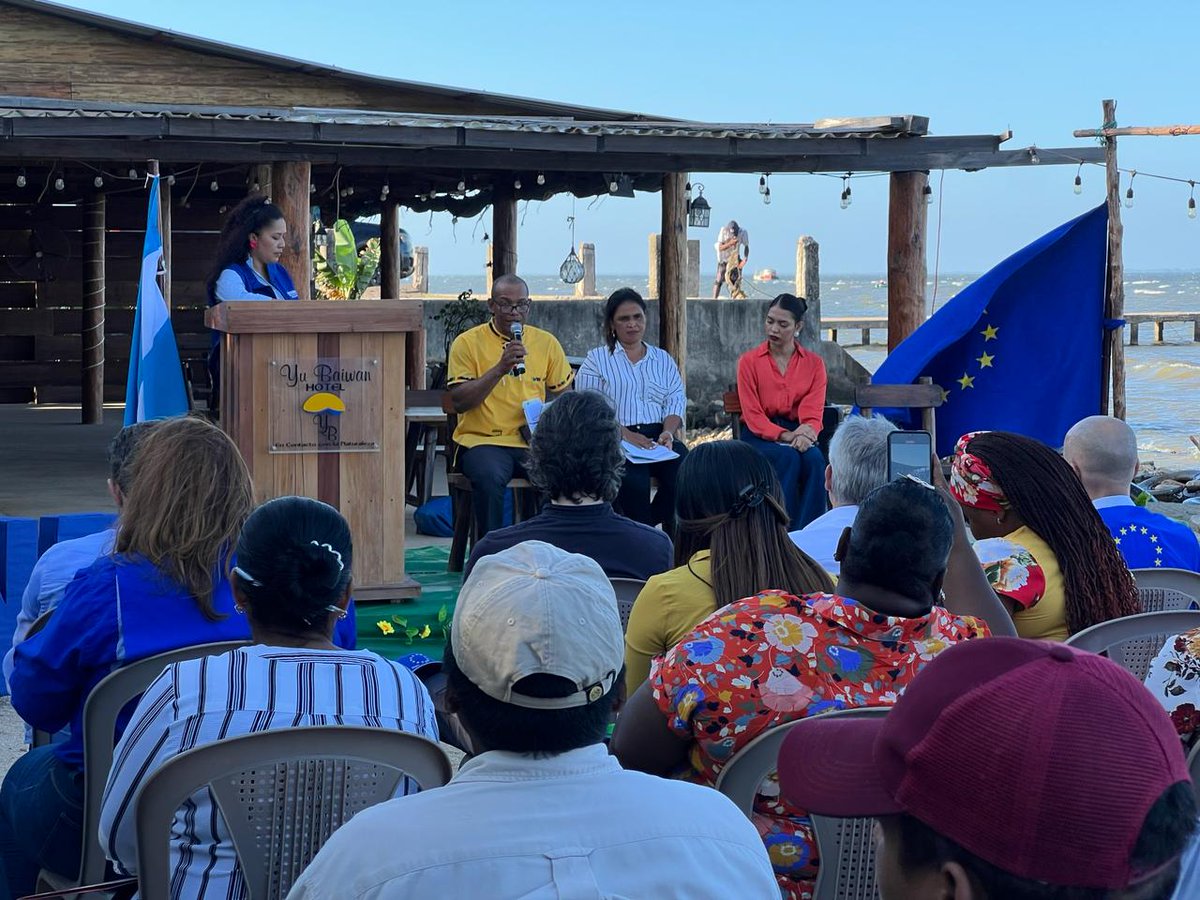 UEenHonduras's tweet photo. Embajadores de la UE🇪🇺 y Francia🇫🇷, y Encargado de Negocios de España🇪🇸,conversaron con el liderazgo indígena de consejos territoriales y comunales sobre avances y desafíos relacionados al goce de los #DDHH de los Pueblos Indígenas y Afrodescendientes de la #Muskitia hondureña🇭🇳. https://t.co/H2L4DuMlXe