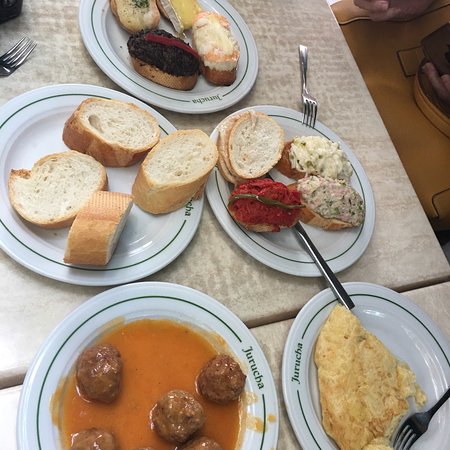 JuruchaBardetap's tweet photo. ¡Ven a #Jurucha!
Llevamos más de seis décadas sirviendo #pinchos de la más alta calidad, convirtiéndonos en una parada imprescindible de la ciudad.
¡Estamos en el corazón del 𝘽𝙖𝙧𝙧𝙞𝙤 𝙙𝙚 𝙎𝙖𝙡𝙖𝙢𝙖𝙣𝙘𝙖!
@SecretosdeMadri @mahou_es @MadridTourist @MADRID #FelizJueves https://t.co/Qf3Gv1a01l