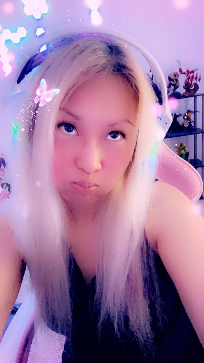 What a #sillybitch this Kit is in my opinion def a Kit Diff 🤣 #selfieoftheday #sillypic #instaselﬁe #twitchstreamer #leagueoflegendsstreamer #twitchstreamer #gamergirl #gamergirlsofinstagram #livestreaming