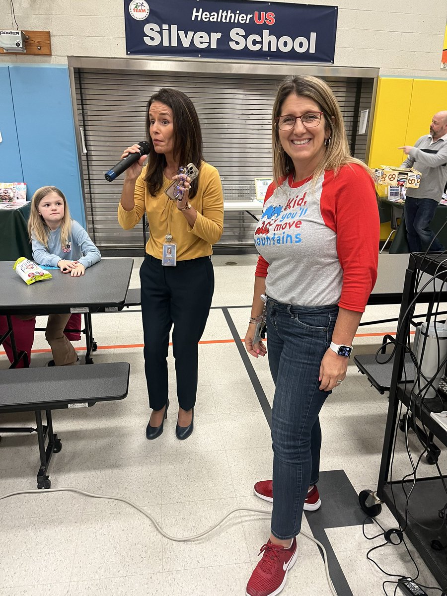 MTSD_DPedroza's tweet photo. PAC Family Game Night @MTESDragons Thank you @manchesterpta and @MTESMediaCenter @MTESVP and all you supported and attended! #Bingo #familyfun https://t.co/9MkNrArNQa