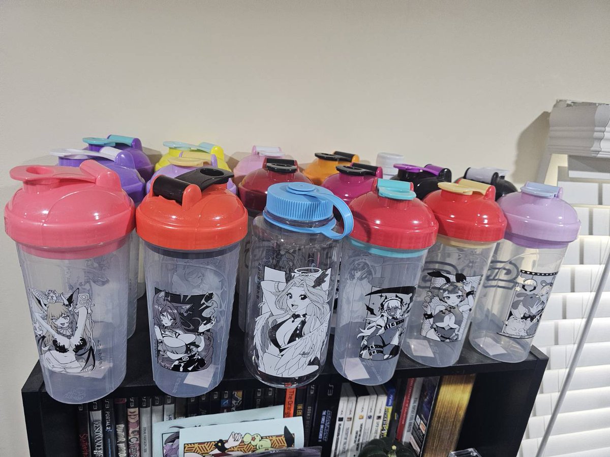 DjKygore's tweet photo. @GamerSupps #waifuwednesday Lots of cups and DJ in front of big crowds with GG shirts 😈😈😈 https://t.co/HJqpXscFCl