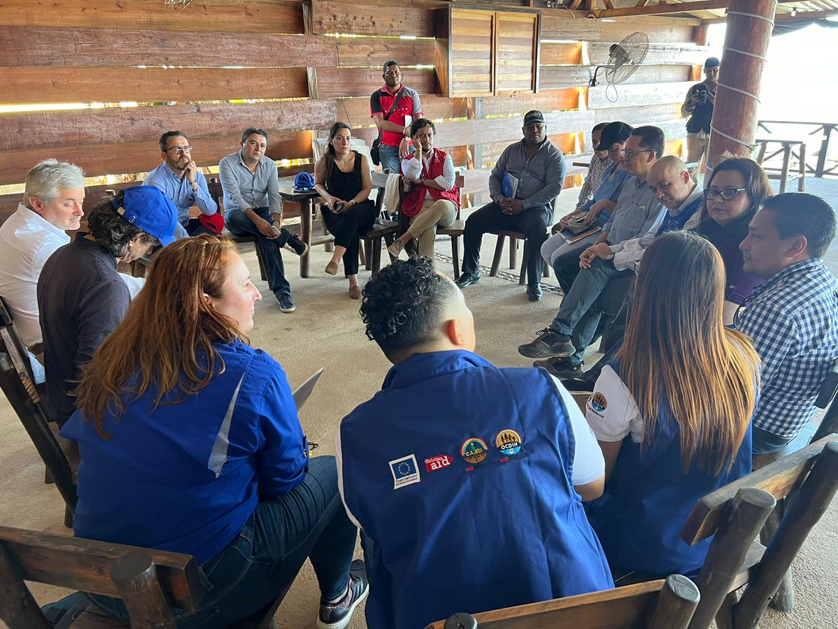 UEenHonduras's tweet photo. Embajadores de la UE🇪🇺 y Francia🇫🇷, y Encargado de Negocios de España🇪🇸,conversaron con el liderazgo indígena de consejos territoriales y comunales sobre avances y desafíos relacionados al goce de los #DDHH de los Pueblos Indígenas y Afrodescendientes de la #Muskitia hondureña🇭🇳. https://t.co/H2L4DuMlXe