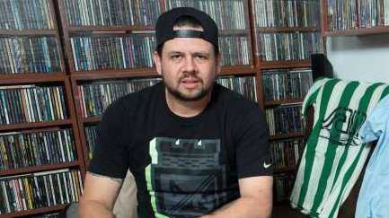 VolcanicasRev's tweet photo. 🚨 #ÚLTIMAHORA Condenan a 7 años de prisión a Andrés Felipe Muñoz, exbaterista de la banda Tr3sdeCoraZón y líder de la barra ‘los del Sur’, por ocasionarle un aborto a Milena Uribe sin su consentimiento. Muñoz tendrá casa por cárcel pagando una multa de 5 salarios mínimos. Defensa de la víctima esperaba una condena mayor 👇🏾