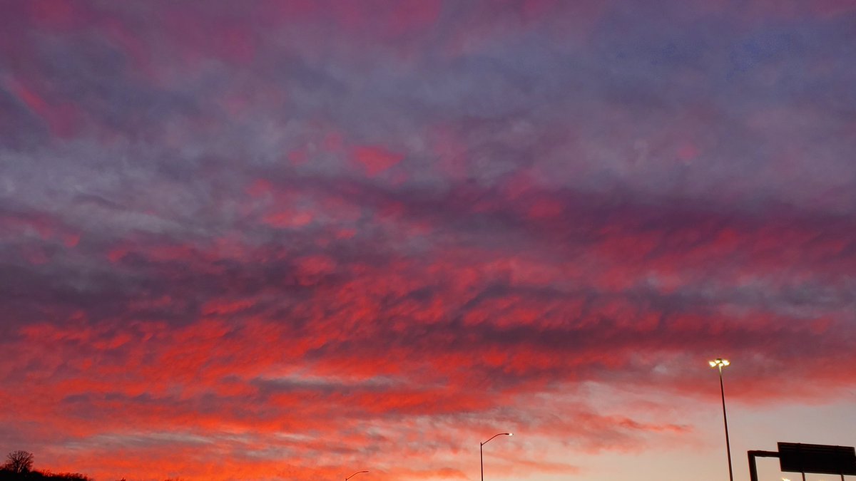 WVsCrazyD's tweet photo. Love that sky magic!! @WSAZnews https://t.co/IYVR2tyn0s