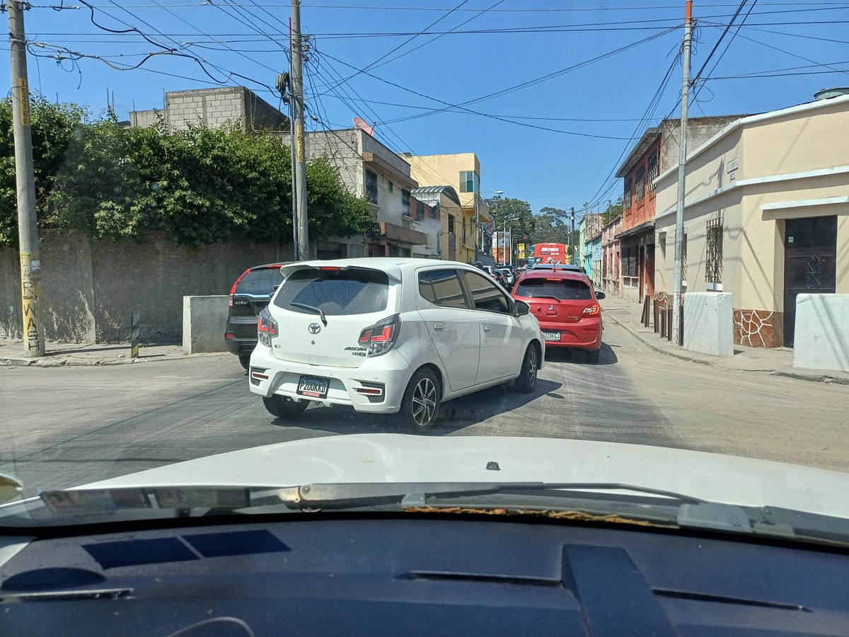 Santa_Pastelera's tweet image. Yo dejando la vía libre para que pasen y don vergas se llega a atravesar tapando la intersección #Simio 🙄