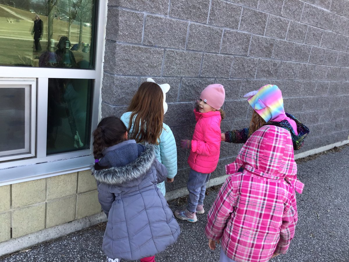 JBrentECE's tweet image. This game turned from ‘I’m the teacher teaching letters’ to printing letters on each others backs, describing the lines and giving clues to guess the letter. #FadeInFadeOut #4FrameDMLB