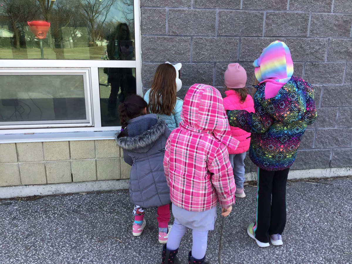 JBrentECE's tweet image. This game turned from ‘I’m the teacher teaching letters’ to printing letters on each others backs, describing the lines and giving clues to guess the letter. #FadeInFadeOut #4FrameDMLB