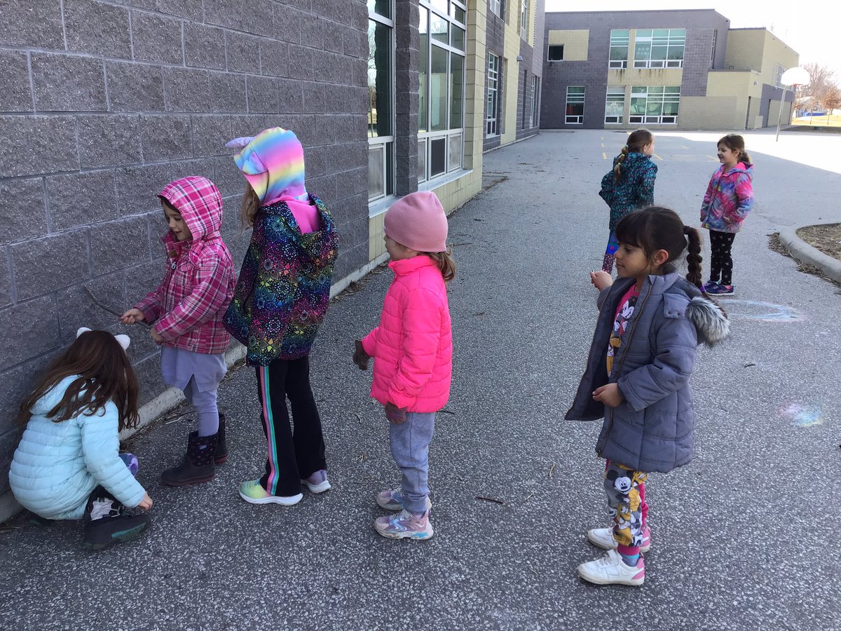 JBrentECE's tweet image. This game turned from ‘I’m the teacher teaching letters’ to printing letters on each others backs, describing the lines and giving clues to guess the letter. #FadeInFadeOut #4FrameDMLB