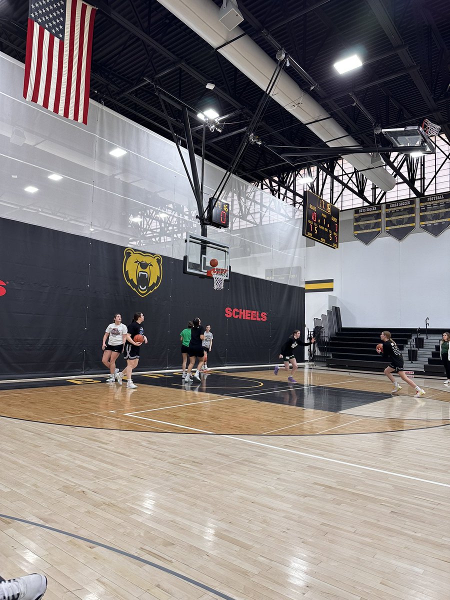 T-minus 78 minutes till tip off🤷🏼‍♀️😋