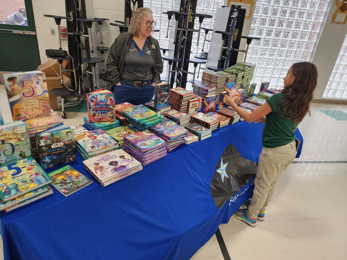 What a Jamming literacy night @SocorroISD @EPChavez_ES. Reading Opens The World! 📚🌎👩‍🏫 @AFTunion @SOCORROAFT is strengthening literacy skills and fostering a passion for reading @SocorroISD #RealSolutions #Unionstrong #IamAFT #TeamSISD