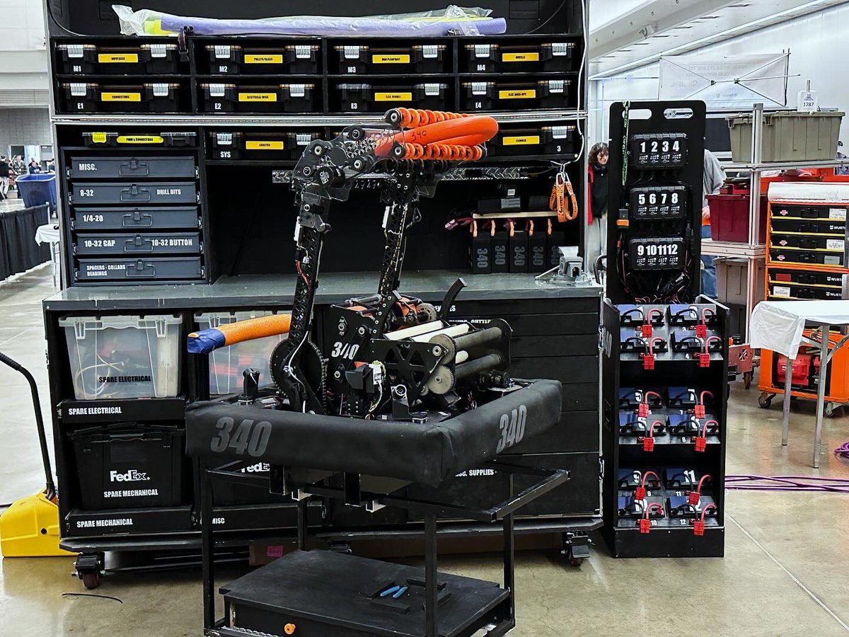 And just like that Mushu made it to Pittsburgh! With a successful load in behind us, we are looking forward to the rest of week! 🧡🖤

#TeamREV #FIRST #Team340