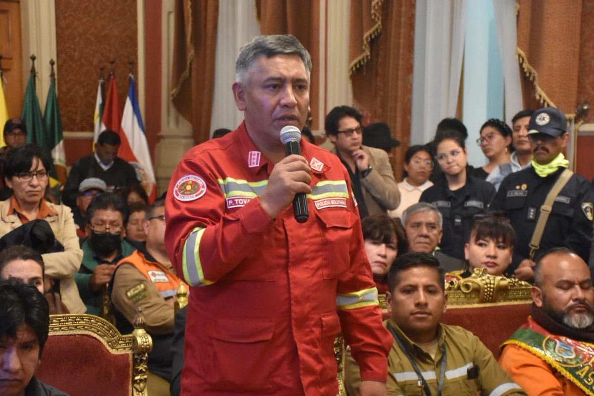 AMUN_Noticias's tweet image. Piden a #Epsas disponer maquinaria y a vecinos cuidar las bocas de tormenta, dos de las 10 conclusiones del #COEM Para leer más ingresa a 📷 acortar.link/HKSrSQ

#AMUN
#LaPazEnMovimiento