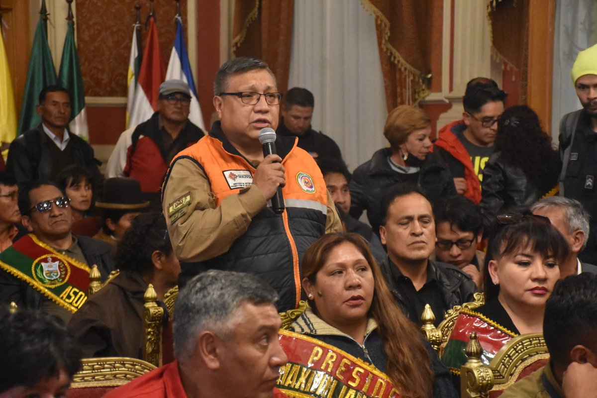 AMUN_Noticias's tweet image. Piden a #Epsas disponer maquinaria y a vecinos cuidar las bocas de tormenta, dos de las 10 conclusiones del #COEM Para leer más ingresa a 📷 acortar.link/HKSrSQ

#AMUN
#LaPazEnMovimiento