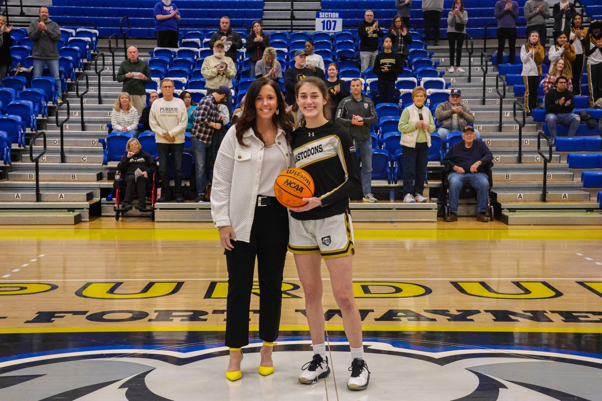 Congratulations to Amellia Bromenschenkel on joining the 1,000 point club! #FeelTheRumble #HLWBB