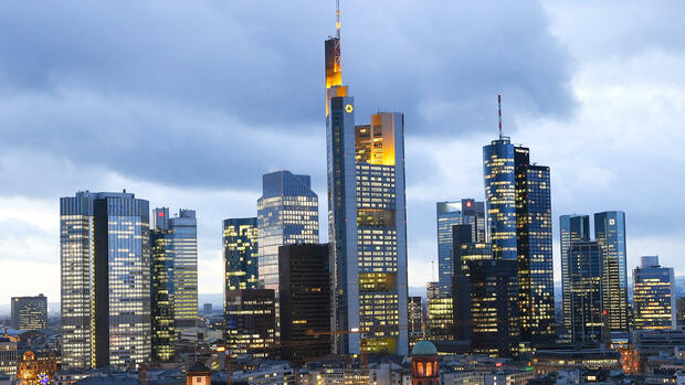 ZITAT DER GEBRÜDER ROTHSCHILD ZUM GELDSYSTEM VON 1863:
„Die Wenigen, die das System verstehen, werden dermaßen an seinen Profiten interessiert oder so abhängig von seinen Vorzügen sein, dass aus ihren Reihen niemals eine Opposition hervorgehen wird. Die große Masse der Leute