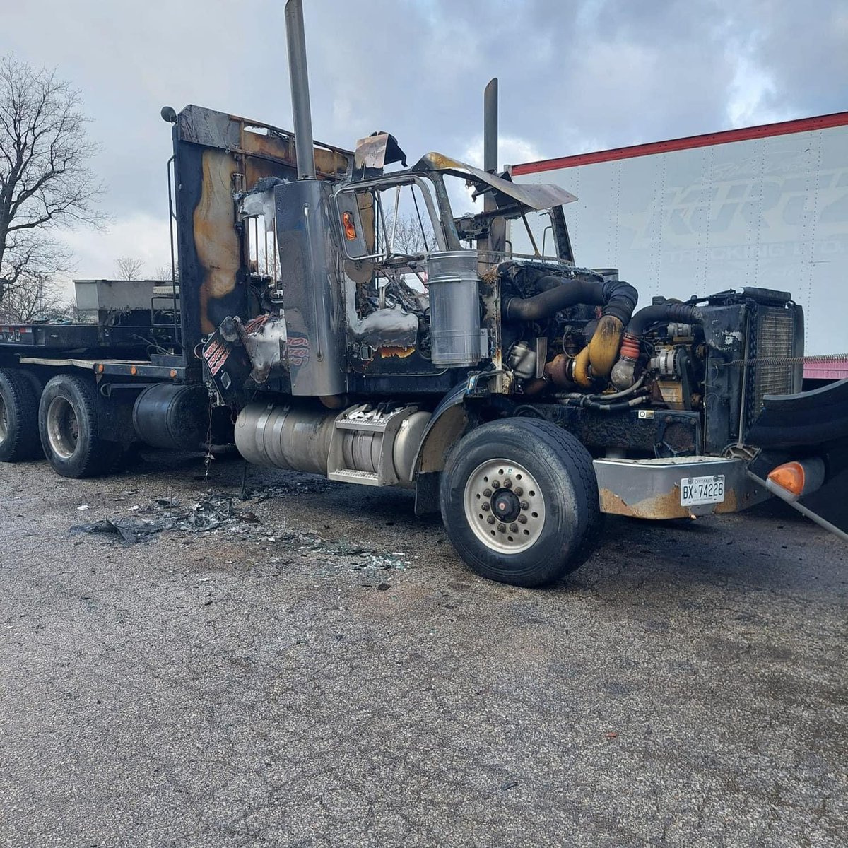 ACollinsPhoto's tweet photo. .@BurlingtonFire crews called overnight to the area of Harvester Road/ Walkers Line for multiple trucks on fire. Three @AActionTow heavy tow trucks with fire showing on arrival. @HRPSBurl &amp; @ONFireMarshal notified. https://t.co/nbI9sU8vf9