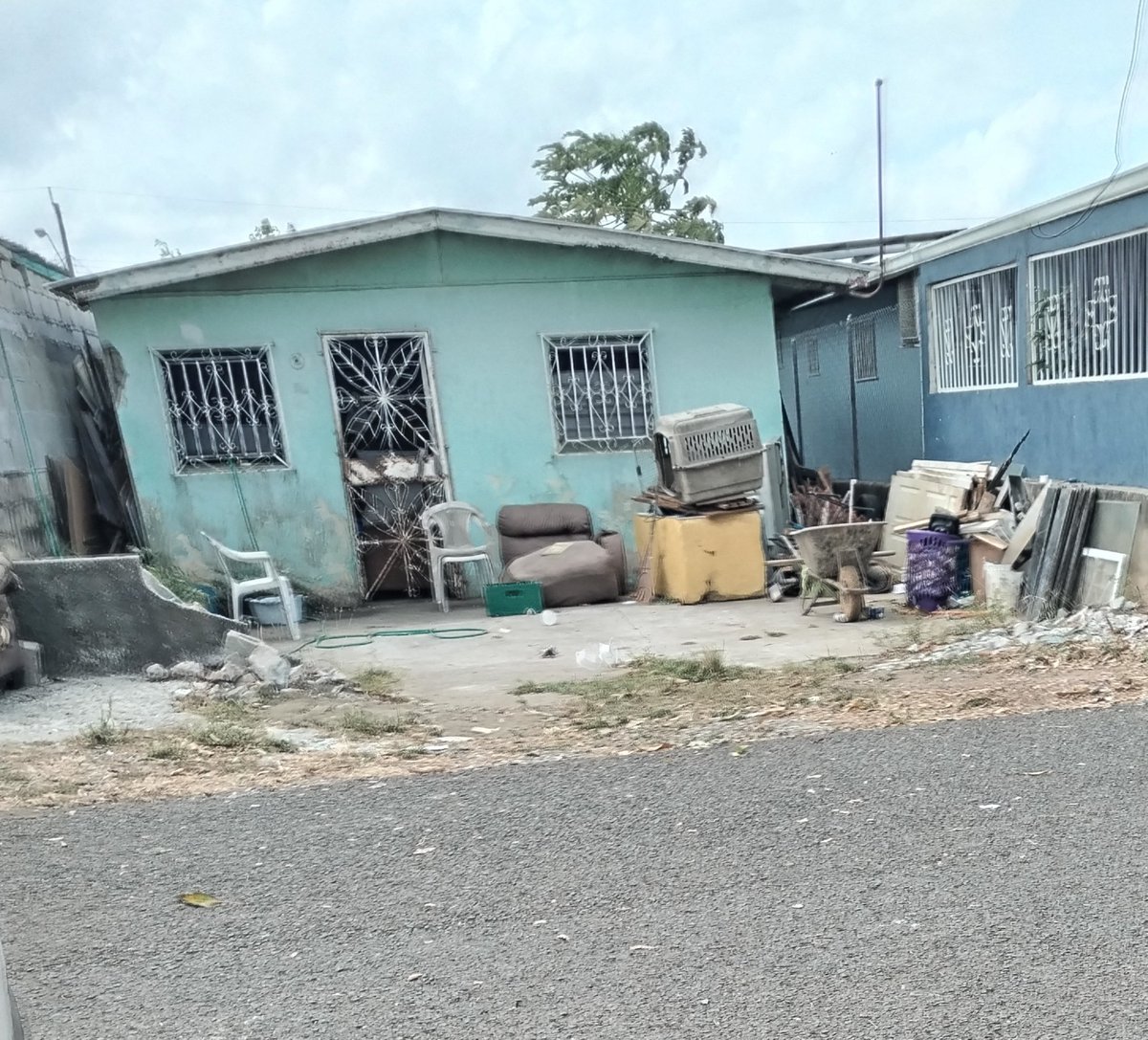No sabemos uqe hacer con esta persona esta creando un cerro patacón hay niños en la calle cerca un cuadro y una escuela es calle 4ta norte no se puede con esto se va a crear un criadero <a href="/AArraijan/">Alcaldia de Arraijan</a> <a href="/tvnnoticias/">TVN Noticias</a> <a href="/TReporta/">Telemetro Reporta</a> <a href="/denunciapmoeste/">elinformantedelwest</a> y ahora dos refrigerador y 1 lavadora tiene