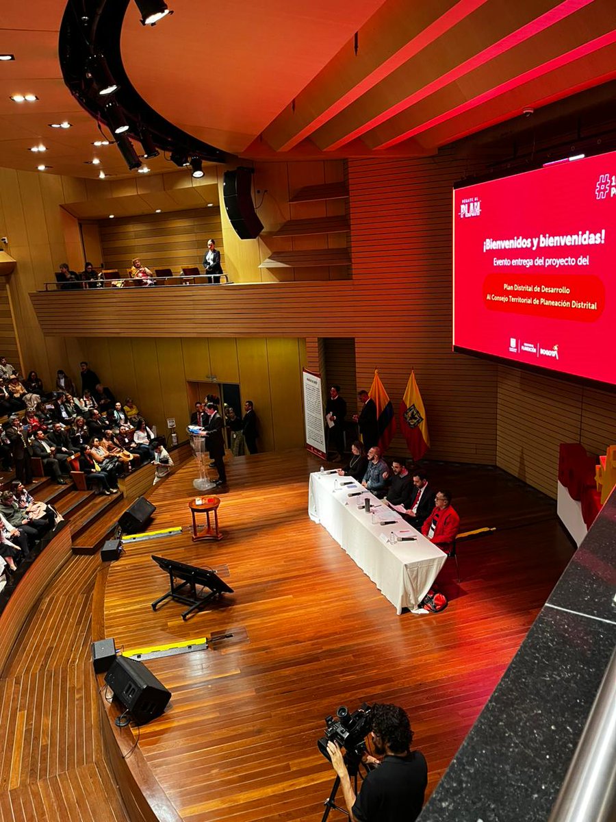 SamirBedoya's tweet photo. Nuestros ediles de Suba, @soydanileon; Bosa, @EmirLopez82; y Rafael Uribe Uribe, @julian_cortesv, ahora representan sus localidades como delegados en el Consejo Territorial de Planeación Distrital CTPD.

Una oportunidad para enriquecer el Plan Distrital de Desarrollo, mediante propuestas que respondan a las necesidades de los bogotanos.

Estamos preparados y comprometidos a colaborar en el Plan, aportando nuestro trabajo y dedicación, y manteniendo un diálogo constante y constructivo.