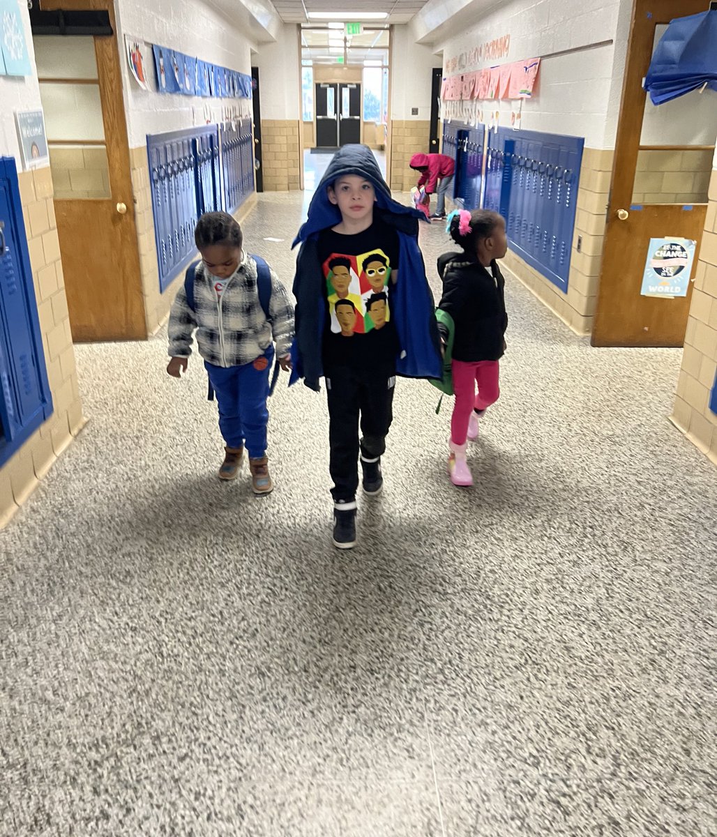 kellyaoconnell's tweet photo. Spotted: a third grade helper escorting Pre-school friends to class @MarsEstatesBCPS. #StudentLeadership #MarsStars #Helpfulness @MsCorinneLynch https://t.co/jcEJid4azZ