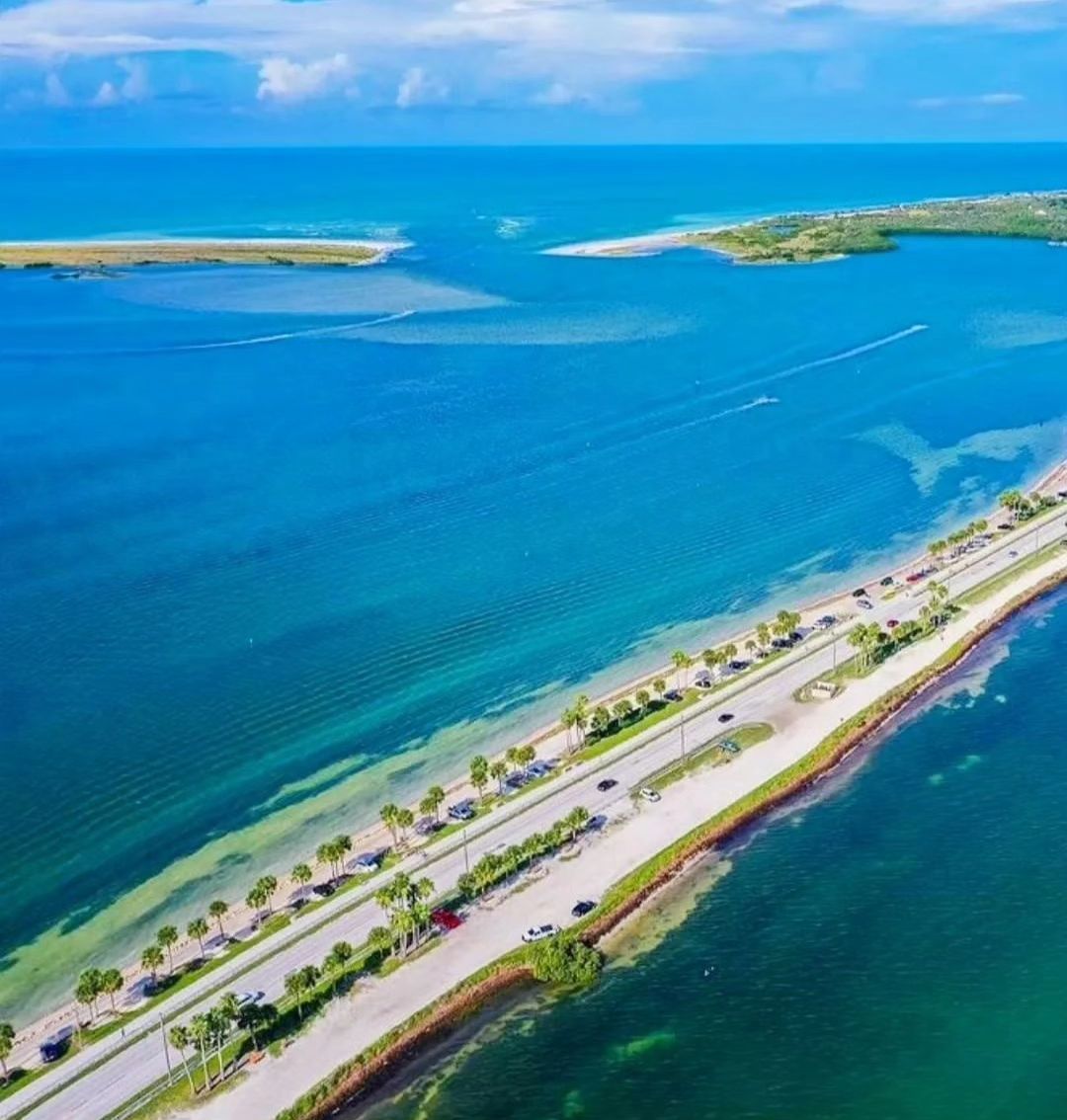These views never get old! Dunedin Causeway, Caladesi and Honeymoon Island State Parks in the distance! 🩵🐚🌴🏖
.
.
➢ Credit 👉🏆📸  @freedomboatclubtampabay 
.
#dunedinflorida #dunedinfl#tampabay #visitflorida#florida #sunshinestate #palmharbor #clearwaterfl  #staysaltyflorida