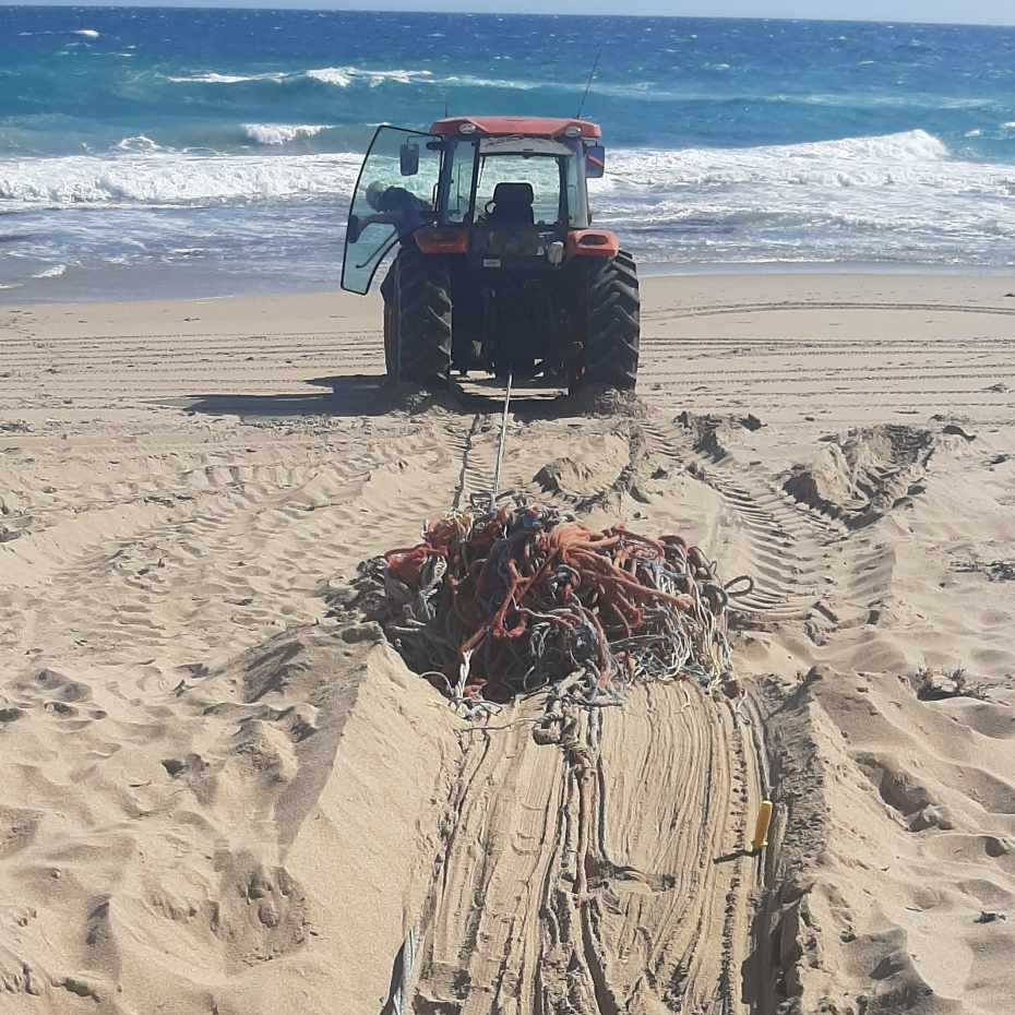 Legend long term volunteer Boyd will never let a piece of #marinedebris get the better of him. He has spent three full days making a dent in removing this trawling rope.