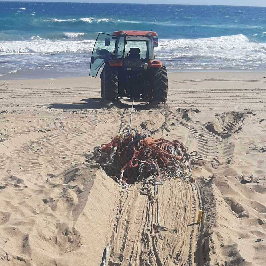 Legend long term volunteer Boyd will never let a piece of #marinedebris get the better of him.

He has spent three full days making a dent in removing this trawling rope.