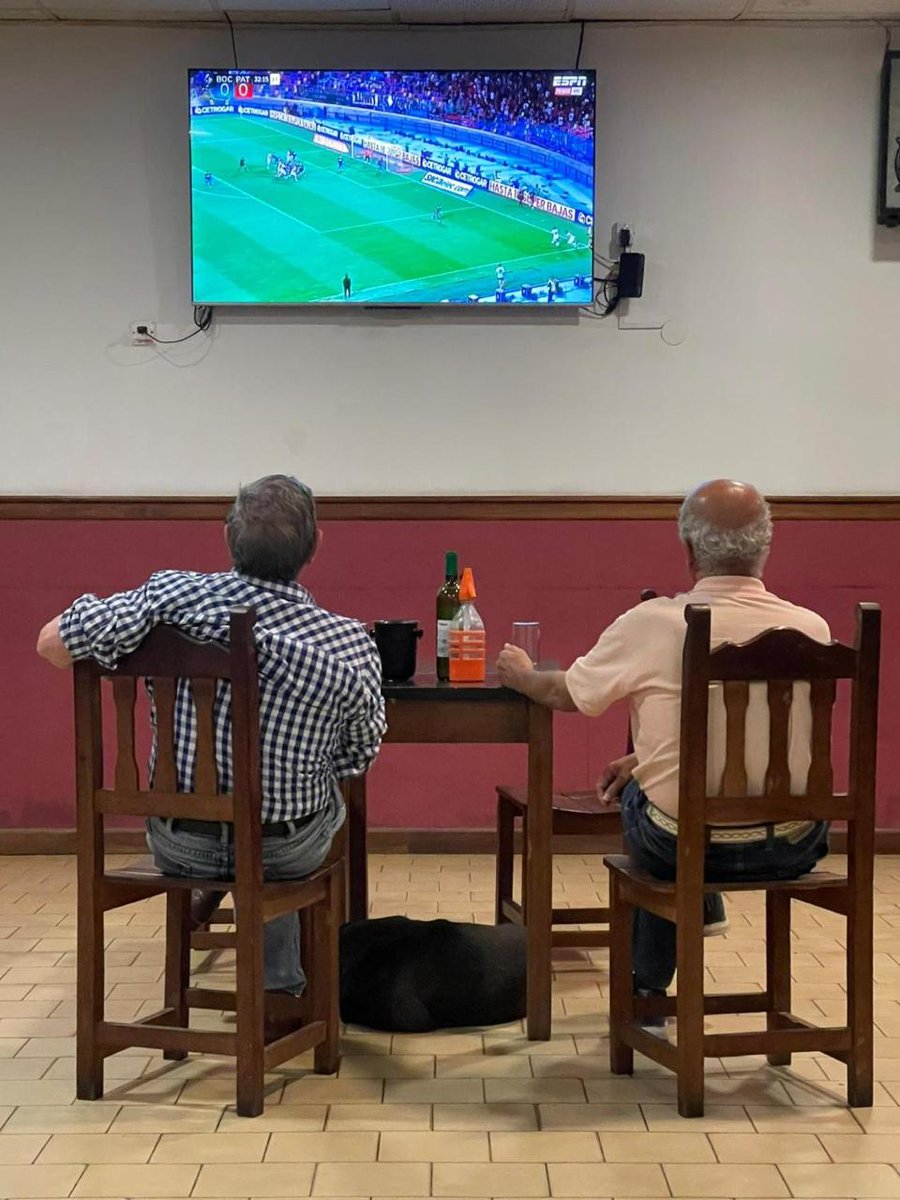 Dos viejos amigos, mirando un partido de fútbol en un modesto bar, con un perro de compañía y un vino con soda de por medio.

En esta foto está todo lo que buscamos… 🫶🏽🇦🇷