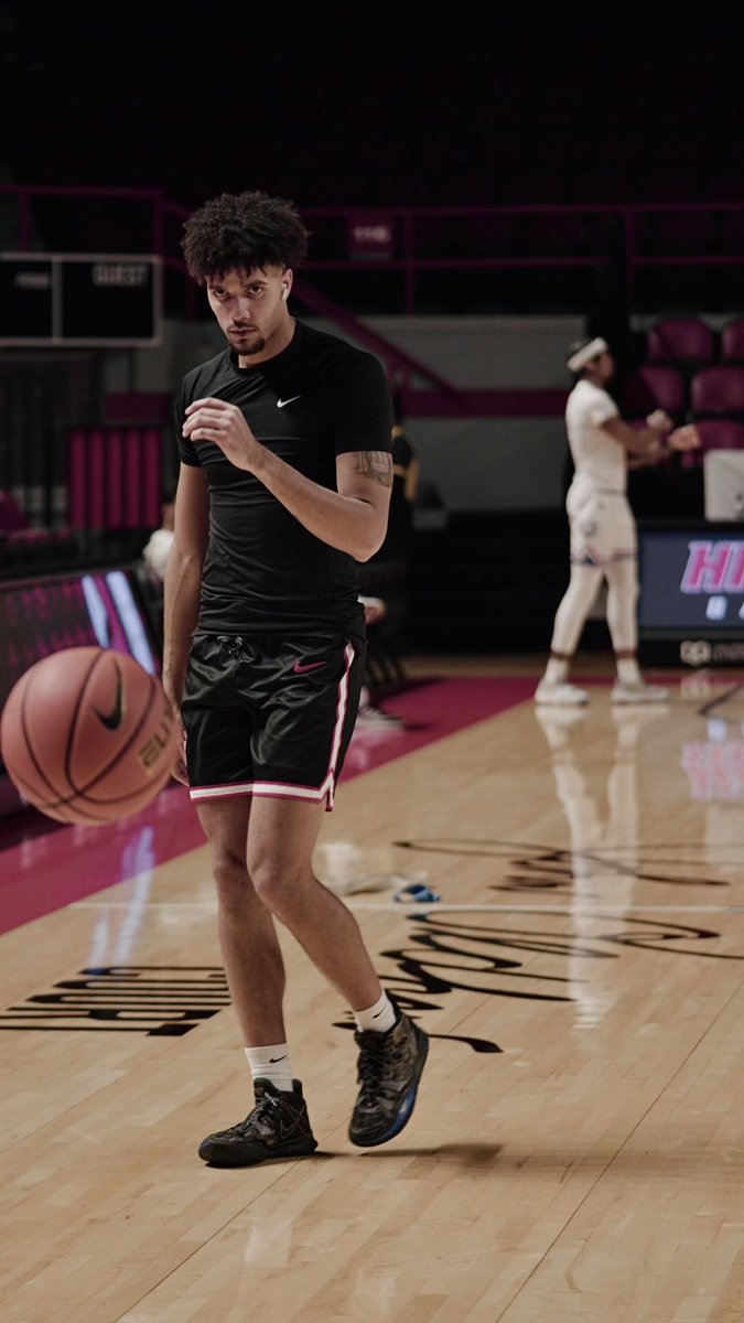 WKUBasketball's tweet photo. 𝗟𝗼𝗰𝗸𝗶𝗻𝗴 𝗶𝗻 🔒
#GoTops | #SelloutDiddle https://t.co/JhPYi8YIWX