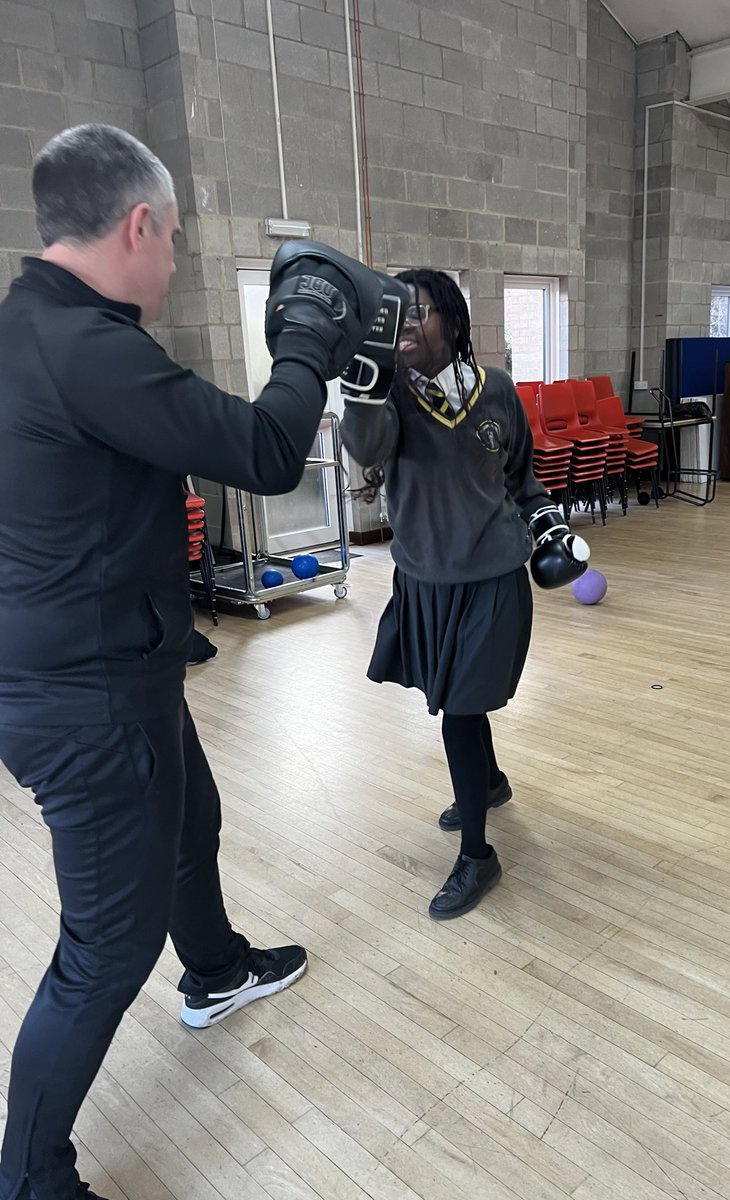 boxinsaveslives's tweet photo. Full steam ahead with our Open Door session this week. 

Amazing partnership work with @lutoncouncil Luton Youth Partnership and getting the girls #StrivingAndThriving https://t.co/Y40M7zKPKG