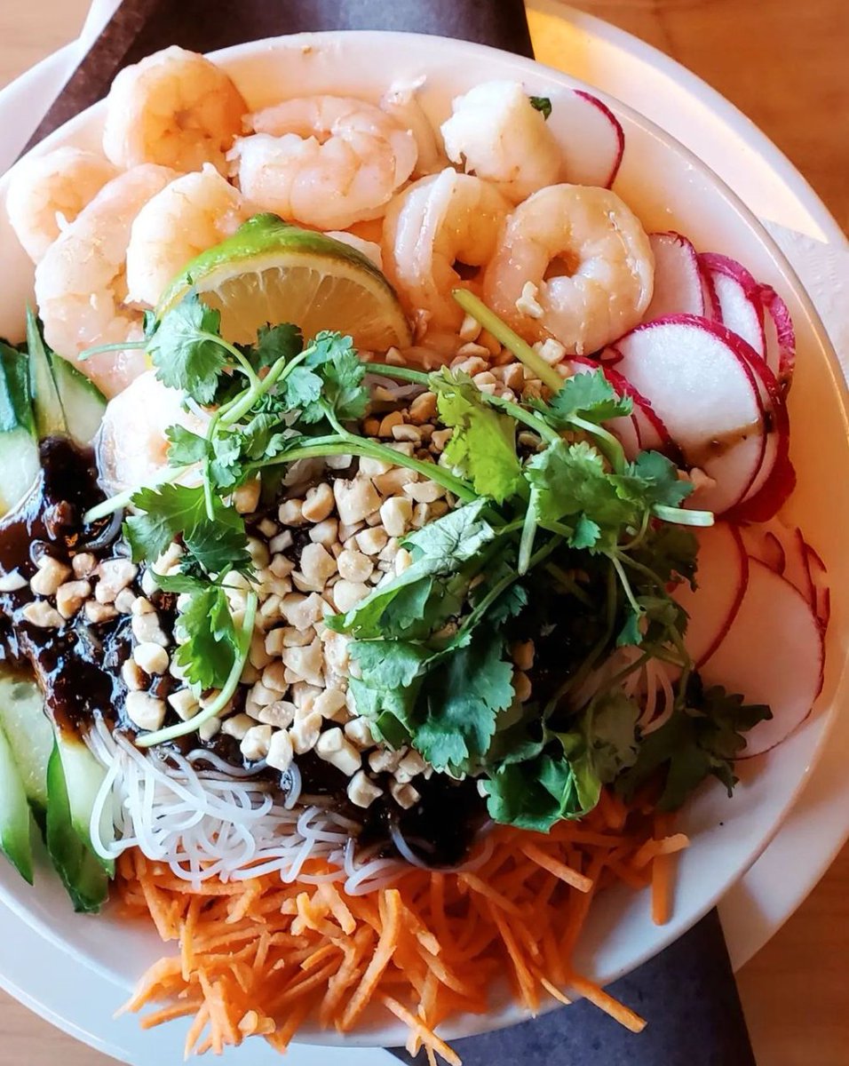 Our Korean BBQ Noodle Bowl, with Pork Belly, Mushrooms, Grilled Chicken or Shrimp! Nappa Cabbage, Rice Noodles, Julienne Carrots and Cucumbers, sliced Radish, Chopped Peanuts, Fresh Cilantro, Lime and our signature house Korean BBQ Sauce. Fresh. Simple. Eats. 💚