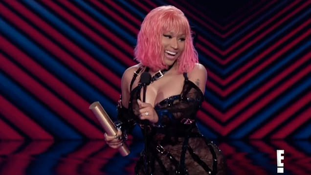 thekingbarb's tweet photo. Nicki in Versace for People's Choice Awards in 2018: https://t.co/NxWBB30x39