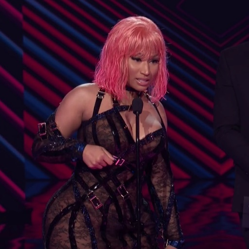 thekingbarb's tweet photo. Nicki in Versace for People's Choice Awards in 2018: https://t.co/NxWBB30x39
