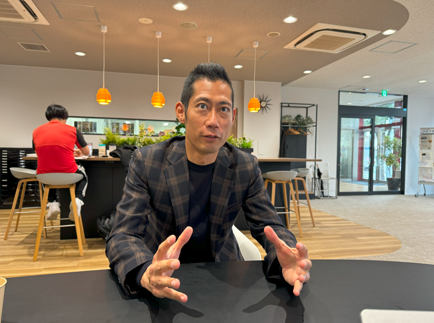 gamebiznews's tweet photo. 世界のサッカークラブ道場破り男：100戦15敗1勝の末、ボリビアでプロになった菊池康平…中山淳雄の「推しもオタクもグローバル」第88回

https://t.co/3LMtQT2XDP

#中山淳雄 #菊池康平 #推しオタG https://t.co/KVUEk3Thu6