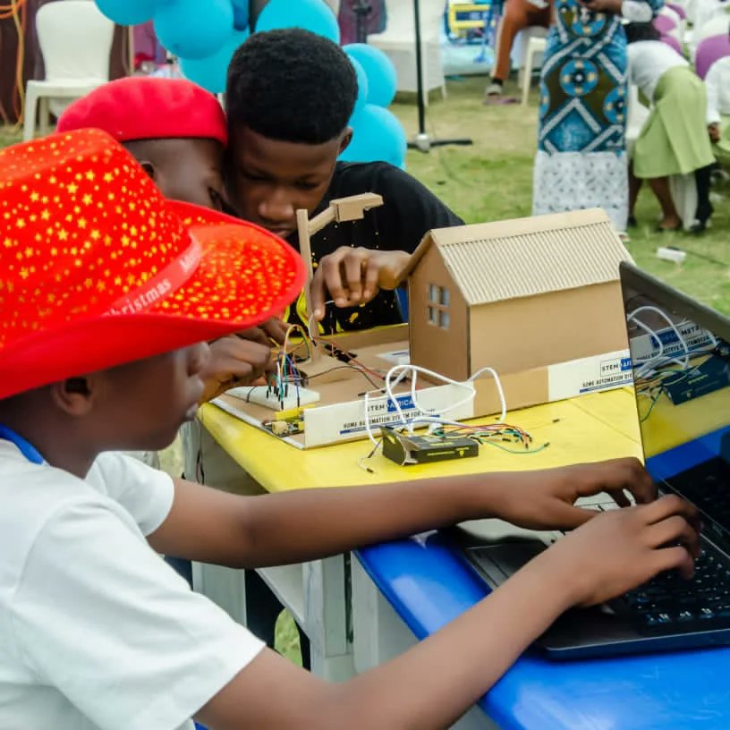 Throwback to our AI live display by the students of Global Leaders Academy at their 2023 End of the year party.

#STEMEngineers #Engineeringforkids #TreasureTroveSchools #codingforkids #roboticsforkids #treasuretrovemontessorischool #Osunstate #Osogbo #Schoolsinosun