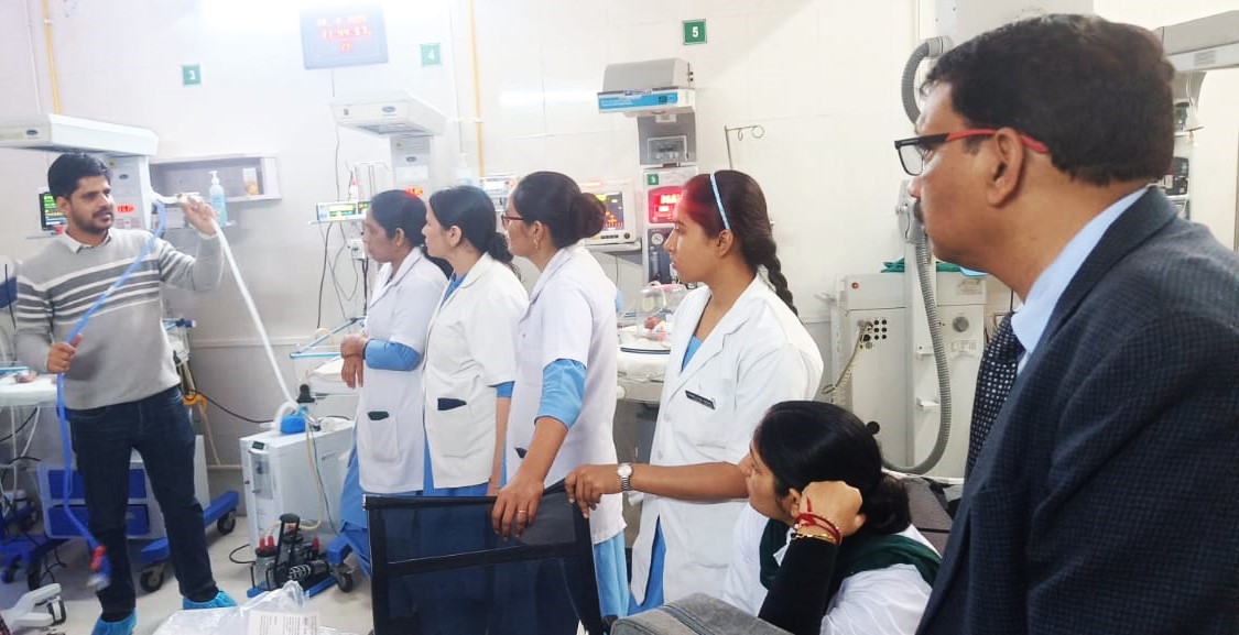 HealthCareWhp's tweet photo. Demonstration of the use of B-CPAP at the district hospital, Mandikhera, Nuh, Haryana under @usaid_india #SAMVEG project led by @IPEGlobal and implemented by @HealthCareWhp along with other consortium partners. #MNCH #Neonatalcare https://t.co/1xXtO6X2tC