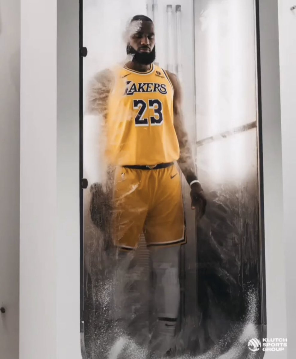 People will see Bron do this in year 21 and go, "Yeah, that's normal MJ could do that too" 🤣