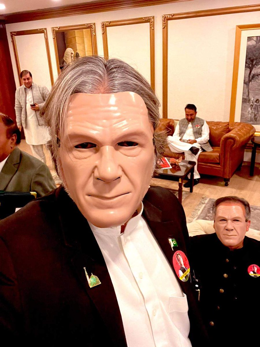 MubasharMusht11's tweet photo. علی محمد خان عمران خان کا ماسک پہن کر قومی اسمبلی اجلاس میں شرکت کےلیے پہنچ گئے ہیں۔۔
#SupremeCourt #ImranKhan #viralvideo #NationaAssembly
#Binance https://t.co/J2v9rBvM9y