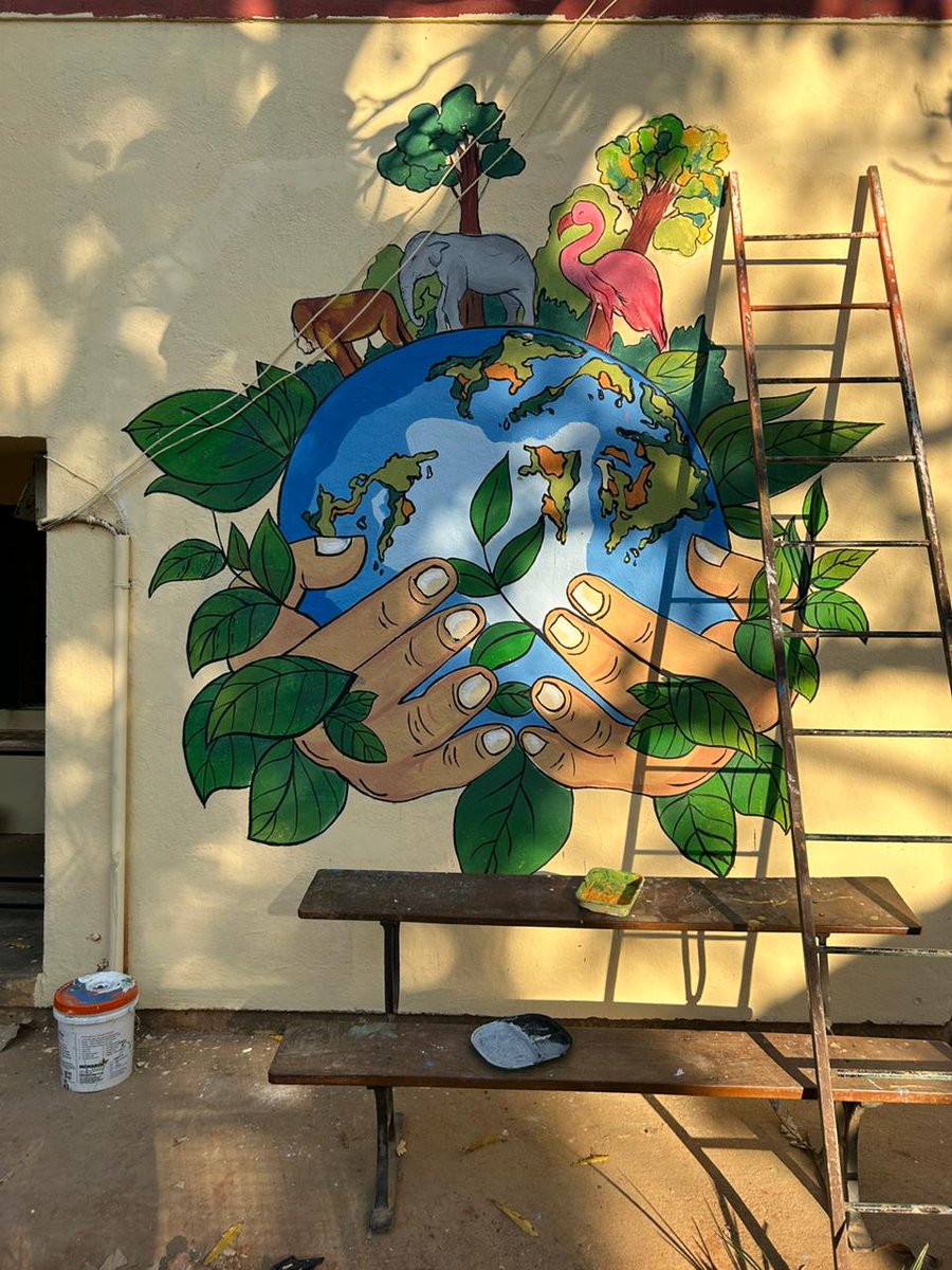 C2CVoice's tweet photo. School Bell with RCB Green School Initiative project, paints a vibrant picture of environmental consciousness at Belishivale School, transforming the walls of education into a canvas for sustainable change. 🌎🌎🌎
#RCB #Sustainability #GoGreen #GreenInitiative #SchoolBell #C2C https://t.co/5isHcRNcxr