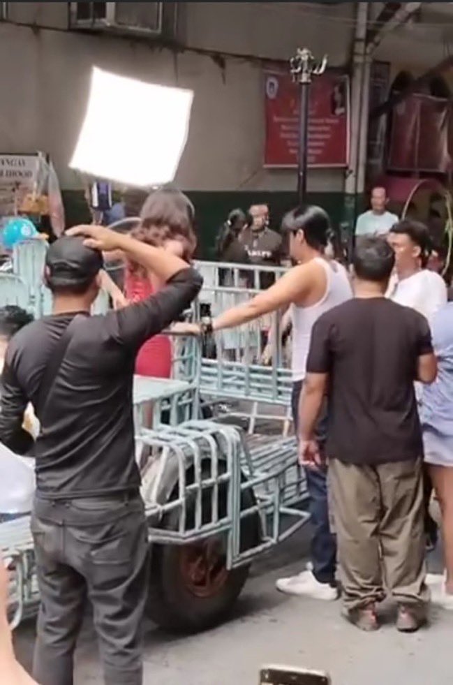mysafeplacefeed's tweet photo. Bantay sarado si #BelleMariano ng aligaga nyang bodyguard nya si #DonnyPangilinan, hahaha! #DonBelle https://t.co/wfKounDxOM
