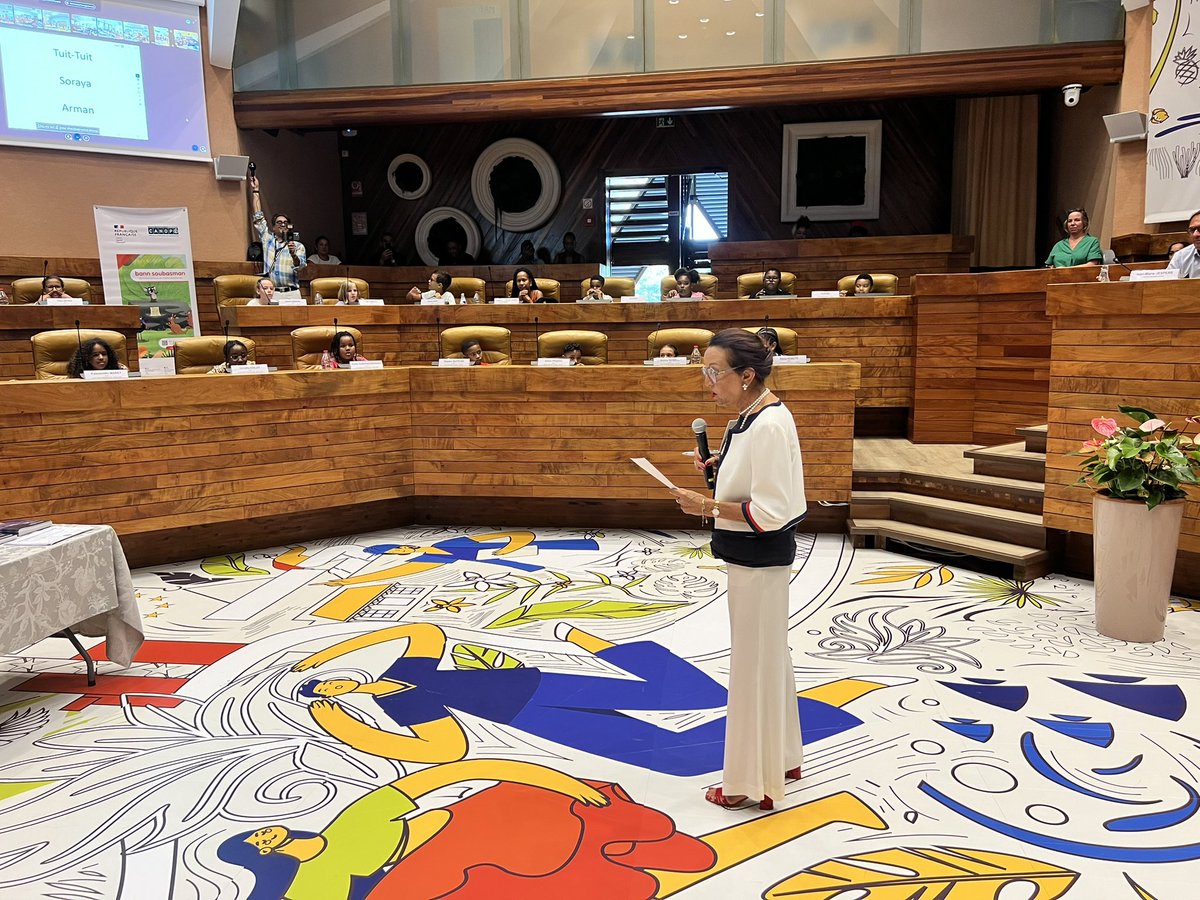 AcLaReunion's tweet image. La finale de la 1ère édition de la dictée #bilingue français-créole rassemble dans l’hémicycle de la @Region_Reunion et en distanciel 80 élèves de CM1 et CM2 inscrits en parcours #LVR. La dictée en créole est lue par @HuguetteBello et celle en français par le recteur @pf_mourier
