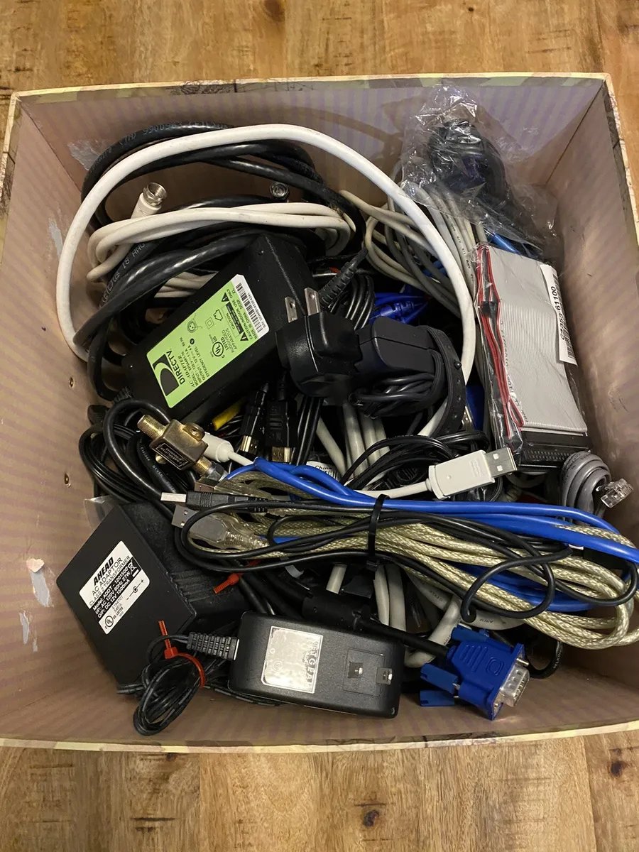SmartHomeSolo's tweet photo. I really would love a standard that says If you produce an electronic device with any detachable charger cord, You must state on the large ass end of the charger what in the hell device it goes along to.  Some companies thankfully get it, But not all do Laber printers ftw i guess https://t.co/pkZgC7pbjO