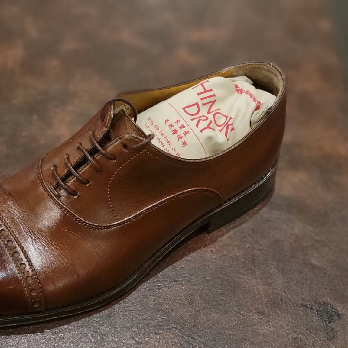 【簡単にできる湿気対策アイテムは？】
.
.
.
様々な湿気対策がありますが、今回は凄く簡単ですぐできる対策方法とそのアイテムをご紹介しようと思います。
よくタンスなどに置くだけで湿気を吸収するアイテムがありますね。
その靴版と思っていただければと思います。

▶▶ shoe-repair.net/news/36209/