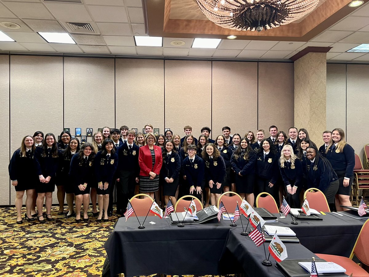 I was delighted to swear in @californiaffa leadership as they take on the roles of legislators for four days for their Sacramento Leadership Experience program. I ❤️ FFA, as a daughter of an Ag teacher and farmer myself!