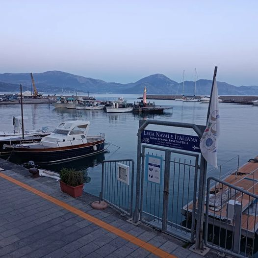 SudFrancesca's tweet photo. Dalla Francesca Sud: il porto di Scario e il Golfo di Policastro al tramonto
#lafrancesca #lafrancescasud #lafrancescascario #scario #parconazionaledelcilento #cilento #golfodipolicastro #costieracilentana
https://t.co/lfA1sYU2jg https://t.co/SRa9WNkO0m