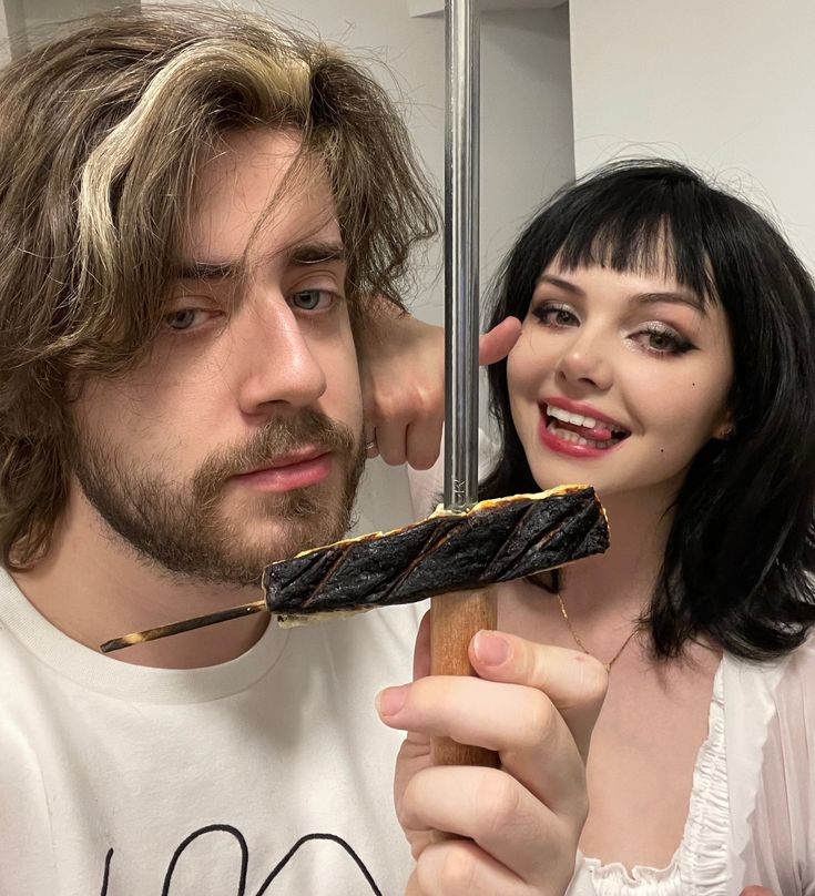zaramariaff's tweet photo. @cohenxyx É loiro, e nem escuro é. É médio https://t.co/bSDRfFd4OJ