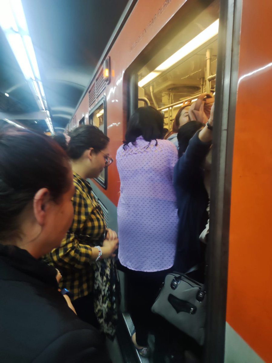 cheffff2015's tweet photo. @MetroCDMX @Its_reyna_sr @MercadoPagoMex 40 minutos sin poder subir https://t.co/yPahuvqK7o