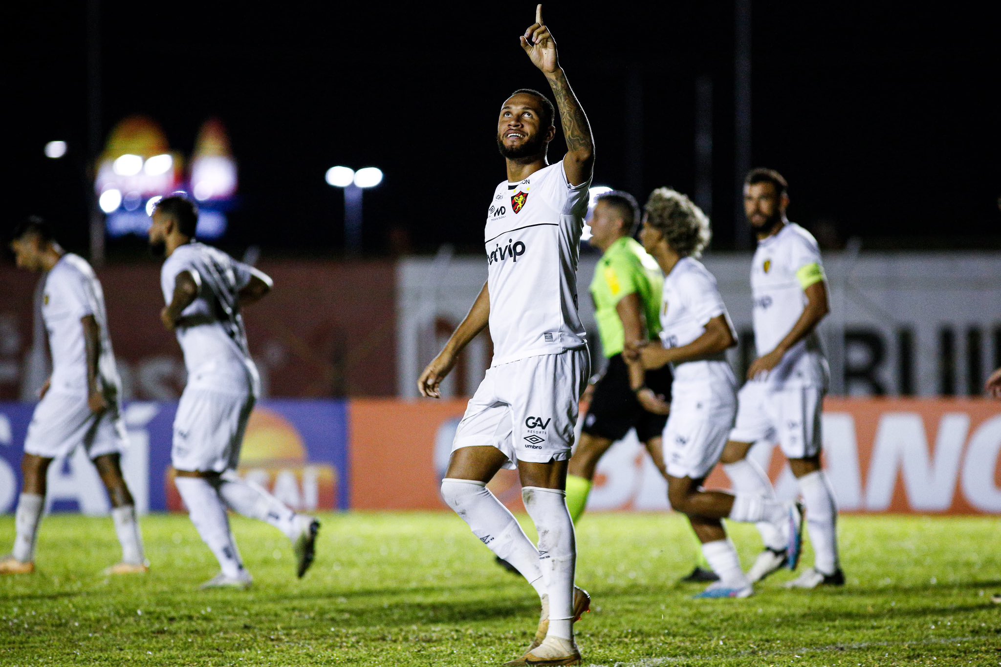 Sport Club do Recife on X: Hoje tem 𝐒𝐏𝐎𝐑𝐓 𝐂𝐋𝐔𝐁 𝐃𝐎 𝐑𝐄𝐂𝐈𝐅𝐄.  Hoje tem Leão fora de casa buscando os três pontos. Cada degrau é  fundamental pelo acesso ⬆️ #LeãoNoBrasileirão  /